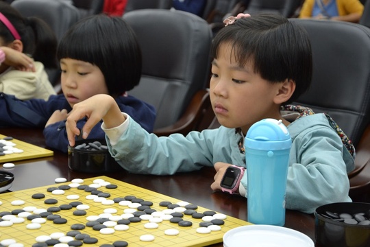 高清-博思软件杯新秀赛指导棋举行 小棋手认真思考(11) 第11页