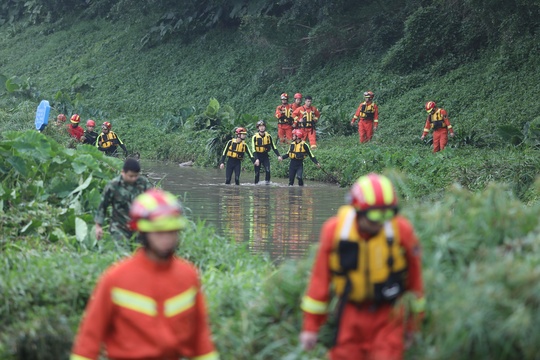 深圳降雨引发洪水 消防员拉网式搜救(3) 第3页