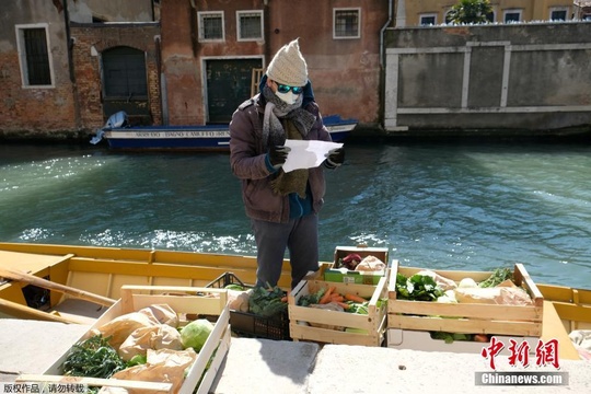 威尼斯“外卖小哥”划船给居民提供蔬菜 第1页