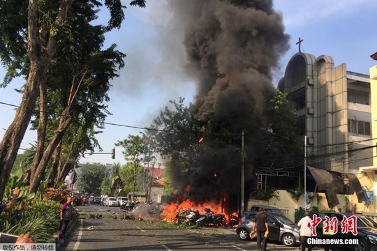 印尼3座教堂接连爆炸 袭击者来自同一家庭 第1页