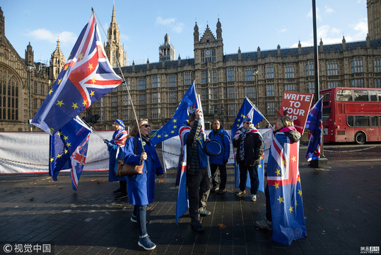 去留欧两派民众在英国议会大厦外对峙 第1页