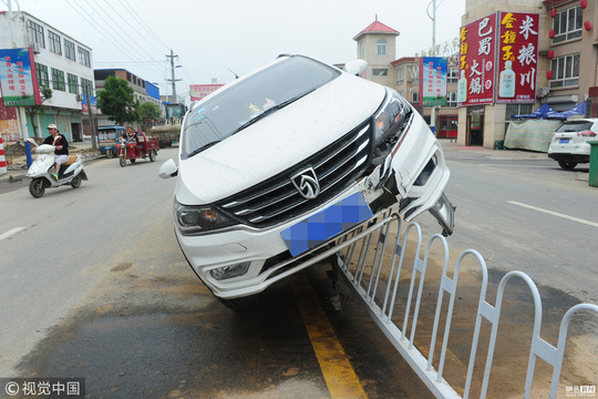 小车为躲避行人 &quot;骑&quot;上路中隔离护栏 第1页