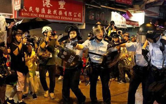 香港警察被殴鸣枪示警遭记者围骂 第1页