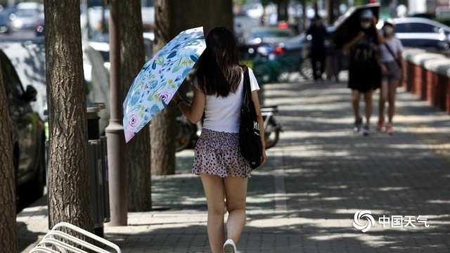 北京炎热升级 看街头行人“花式”避暑(4) 第4页