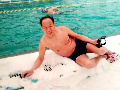 洛阳92岁老人砸冰冬泳,每天两次,坚持30年!(3) 第3页