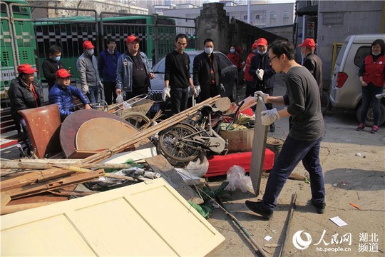 武汉城管开展清洁家园迎军运活动 一天清理暴露垃圾1000余吨(6) 第6页