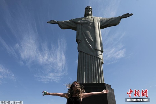 巴西旅游景点重新开放 游客打卡耶稣像 第1页