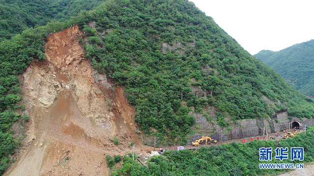 航拍宝成铁路山体崩塌现场 千余人奋力抢险(4) 第4页