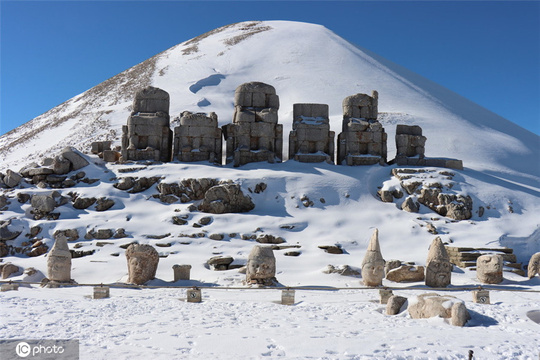 土耳其内姆鲁特山雪后美景 标志性雕像吸睛 第1页