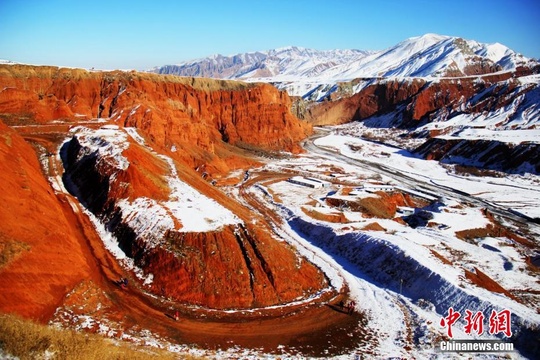 新疆昌吉努尔加大峡谷丹霞地貌雪景色彩斑斓 第1页