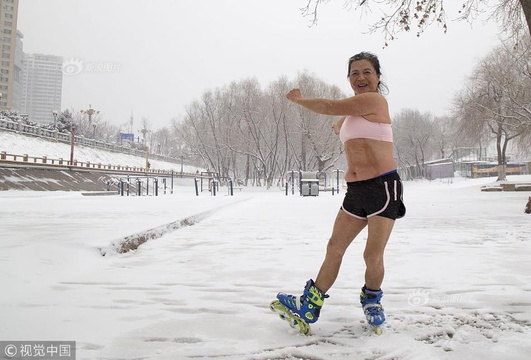 花甲老太冰雪天登轮滑跳舞挑战自我 第1页