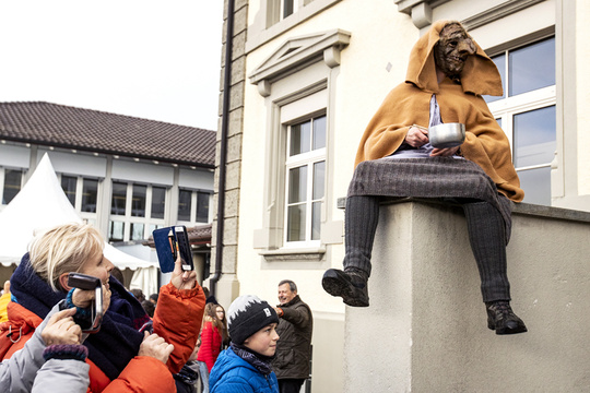瑞士举办传统新年活动 民众拥抱“怪物”求好运(3) 第3页