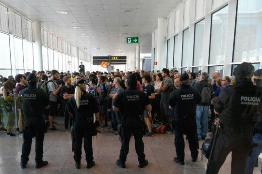 巴塞罗那机场爆发抗议活动:人群阻塞机场(3) 第3页