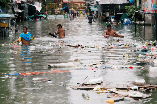 菲律宾遭季风雨和热带风暴双重夹击 洪灾泛滥 第1页