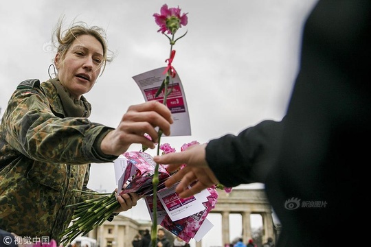 欢庆国际妇女节 德国女兵街头向女性赠送鲜花 第1页