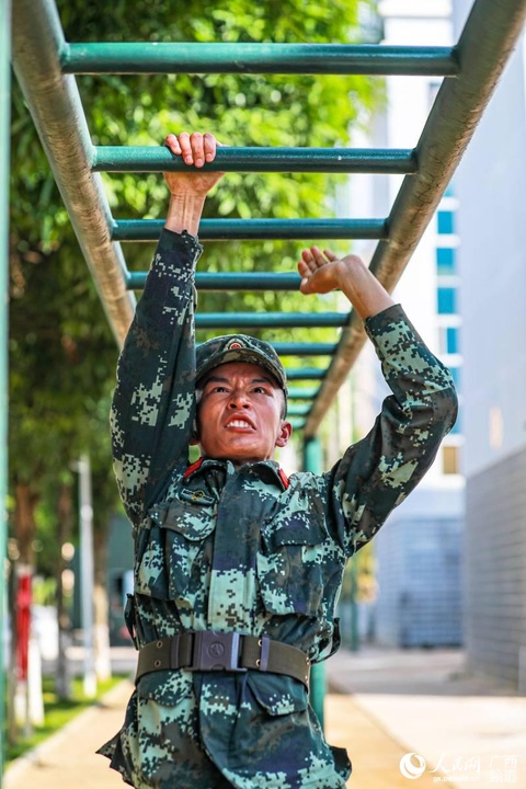 组图:武警官兵金秋练兵忙 第1页