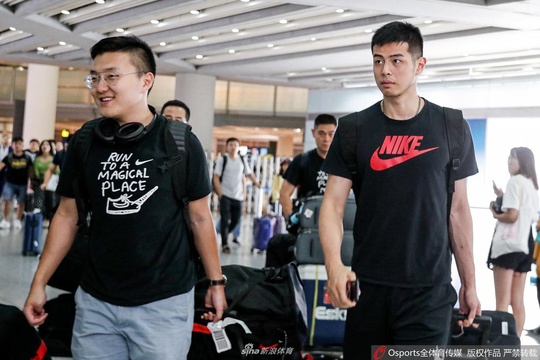 中国男篮球员深夜抵达北京机场(3) 第3页