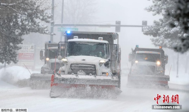 美国多地遭暴风雪肆虐 丹佛道路覆盖积雪影响交通 第1页