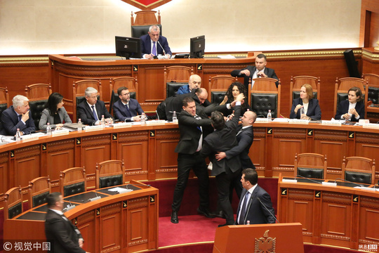 阿尔巴尼亚议会现骚乱 总理被反对党泼墨水 第1页