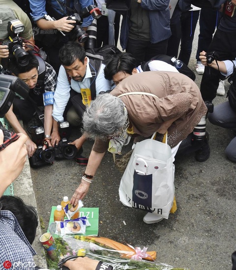 日本川崎发生持刀伤人案 当地民众自发献花悼念遇难者(2) 第2页