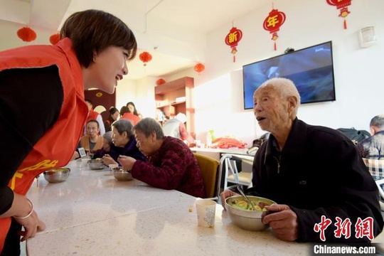 兰州冬至日 热腾饺子温暖老人心(4) 第4页