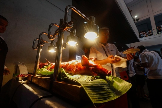 非洲猪瘟影响菲律宾 官员尝猪肉以示安全 第1页