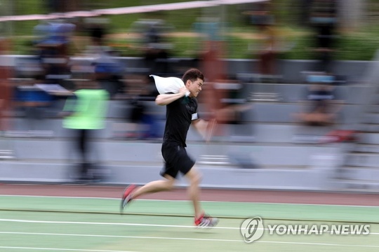 奔跑吧!韩国球场上拉开一场别开生面的体能测试 第1页