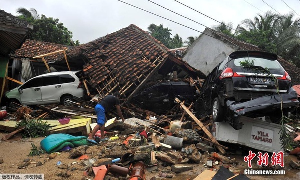 印尼海啸受灾现场:居民别墅废墟中搜寻物品 第1页