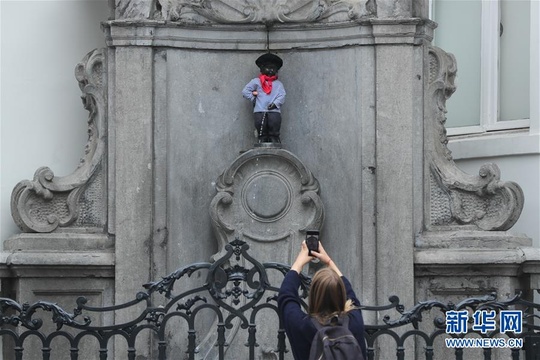 比利时布鲁塞尔“小尿童”着装纪念法国国庆日 第1页