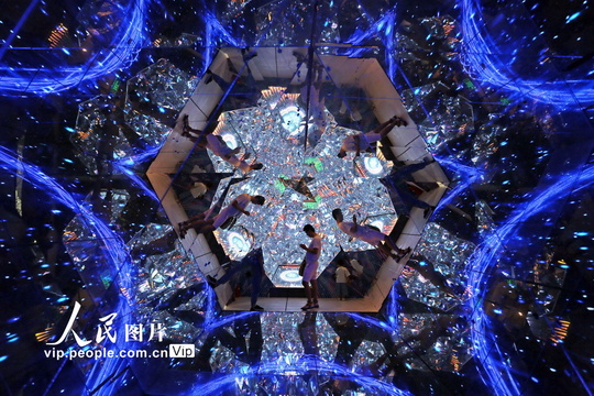 上海:星空艺术馆镜像视效 游客感受“科幻宇宙”(2) 第2页