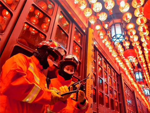 别样的除夕夜值守 上海市消防部门护城市平安 第1页