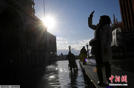 威尼斯80%被淹进入&quot;紧急状态&quot; 民众水中自拍(4) 第4页