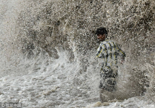 孟买发布海浪警报 5米巨浪来势汹汹 第1页