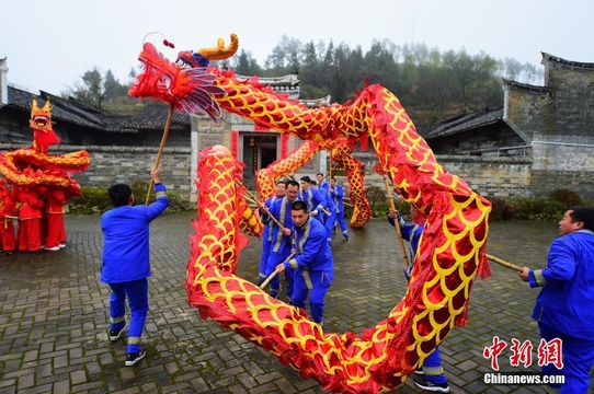 江西会昌畲族村“摆字龙灯”闹新春 传承三百多年(5) 第5页