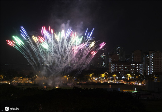 新加坡夜空上演烟花秀 庆祝国庆日 第1页