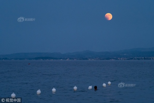 本世纪最长月全食来临 各地天空挂“血月”(5) 第5页