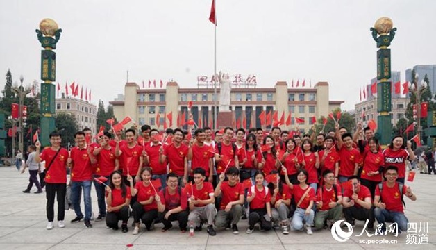 成都:党员大学生走上街头用实际行动告白祖国 第1页