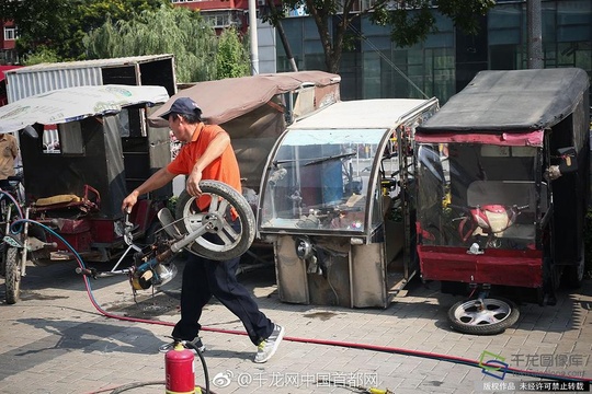 北京大红门街道集中销毁黑摩的(3) 第3页