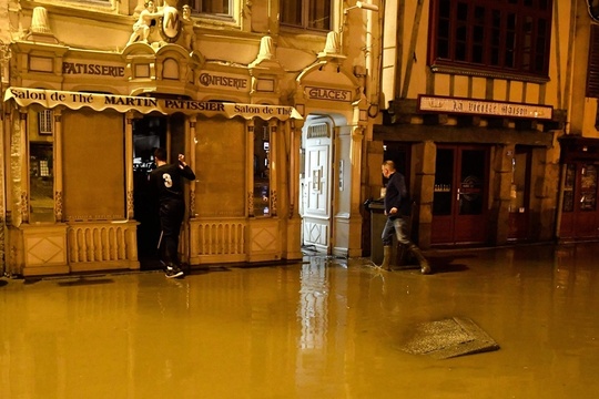 法国遭洪水肆虐 房屋被淹街区一片汪洋(4) 第4页