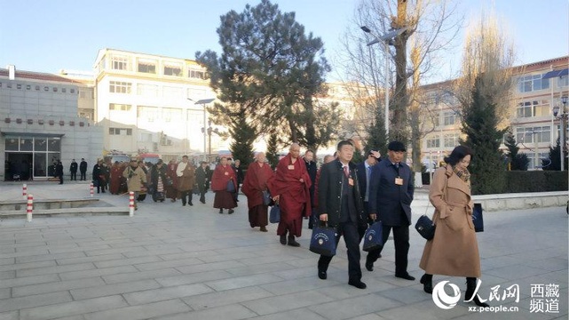 委员们饱满热情入会场(4) 第4页