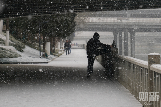 北京降雪节后“开工” 雪中京城银装素裹(13) 第13页