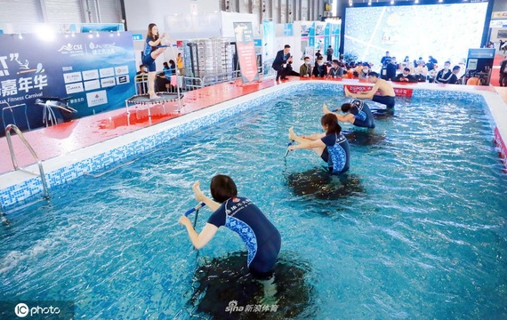 上海举办水中健身嘉年华:游泳池内也能操练跑步机和蹦床运动 第1页