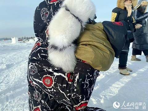 喂著驯鹿坐著雪橇 中国冷极的这个冬天有点美! 第1页