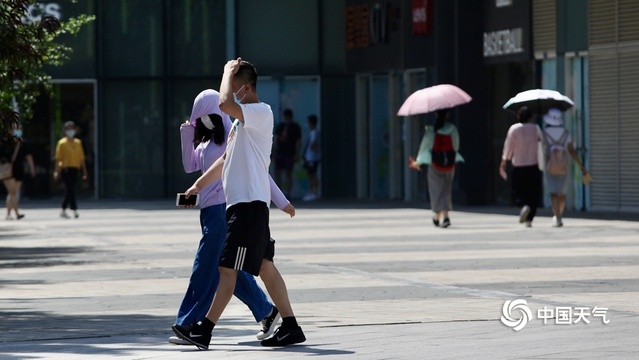 北京炎热升级 看街头行人“花式”避暑(5) 第5页