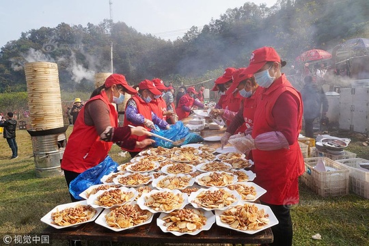 湖北三峡举办万人年猪宴 万人共享杀年猪宴“土家第一大菜”(5) 第5页