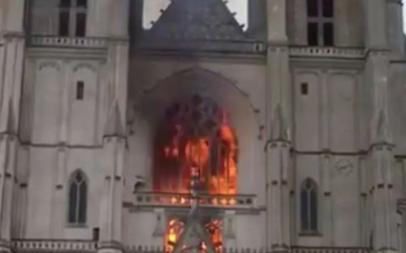 法国南特15世纪教堂发生火灾 教堂风琴被毁(4) 第4页