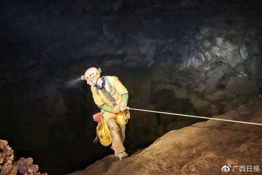 广西又发现世界级天坑 最大深度达300余米(3) 第3页