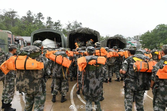 雨夜集结!千余名官兵从演训场直奔抗洪一线(4) 第4页