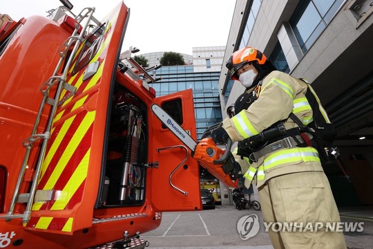 韩国迎第58个消防日 消防队员展开突击演练【组图】(4) 第4页