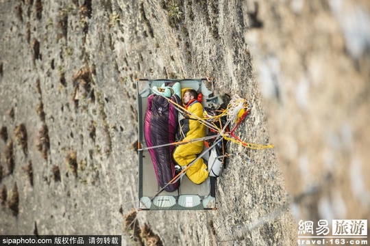 攀岩女神挑战垂直坡度 悬挂半空淡定睡觉 第1页